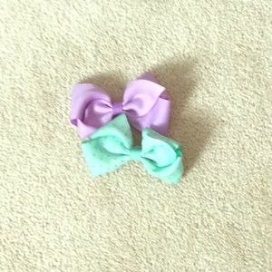 Girl’s purple and blue mini bows